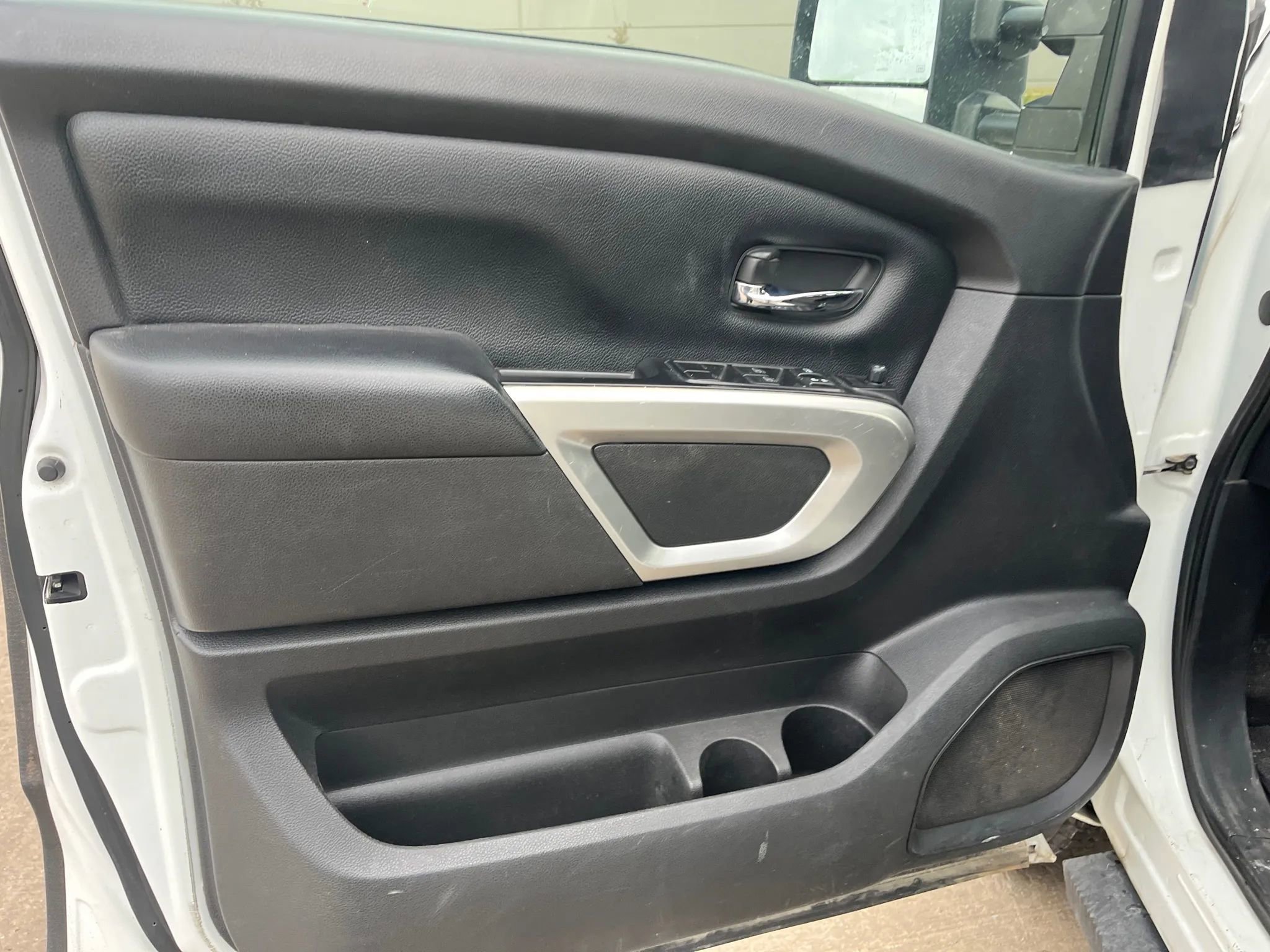 Used 2017 Nissan Titan SV image 14