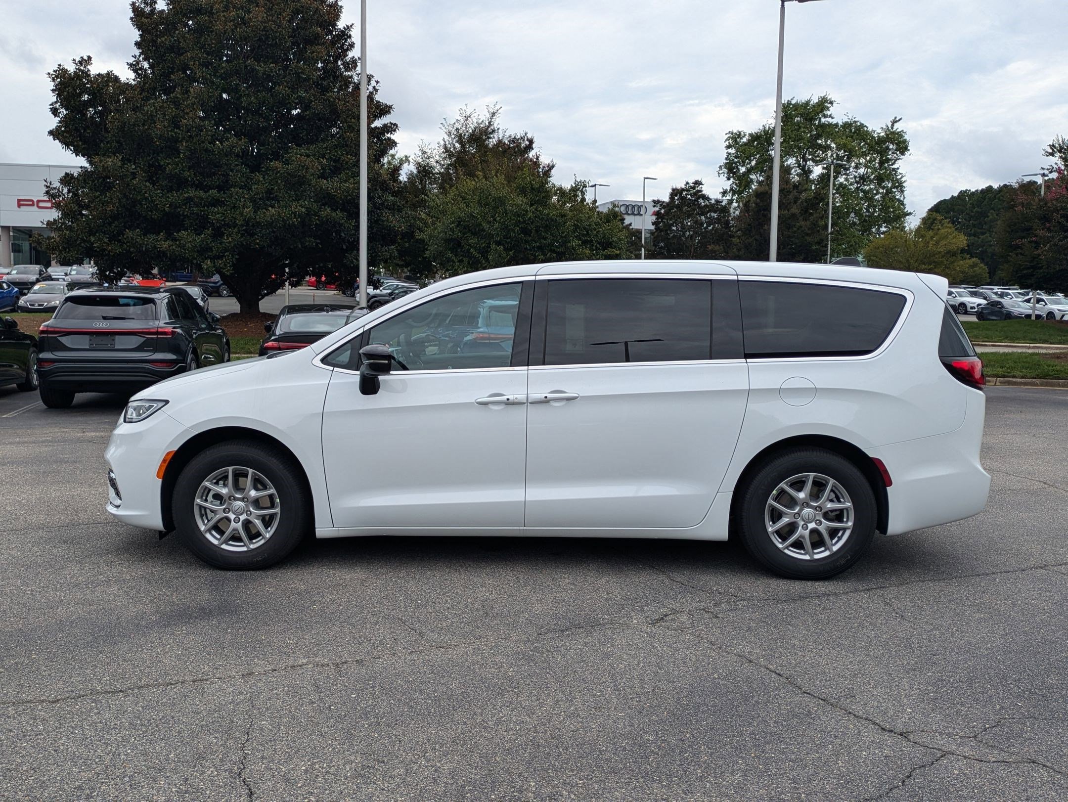 New 2026 Chrysler Pacifica Select image 8