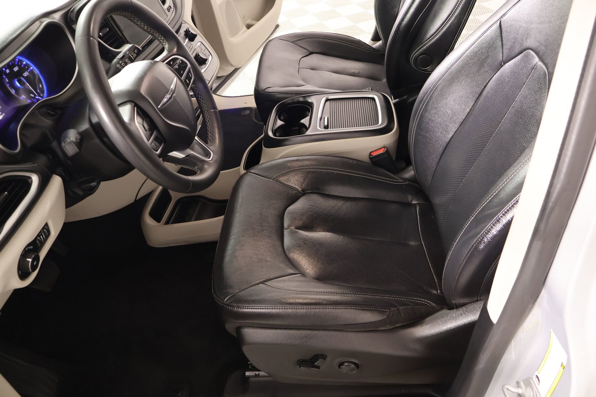 Used 2022 Chrysler Pacifica Touring-L image 11