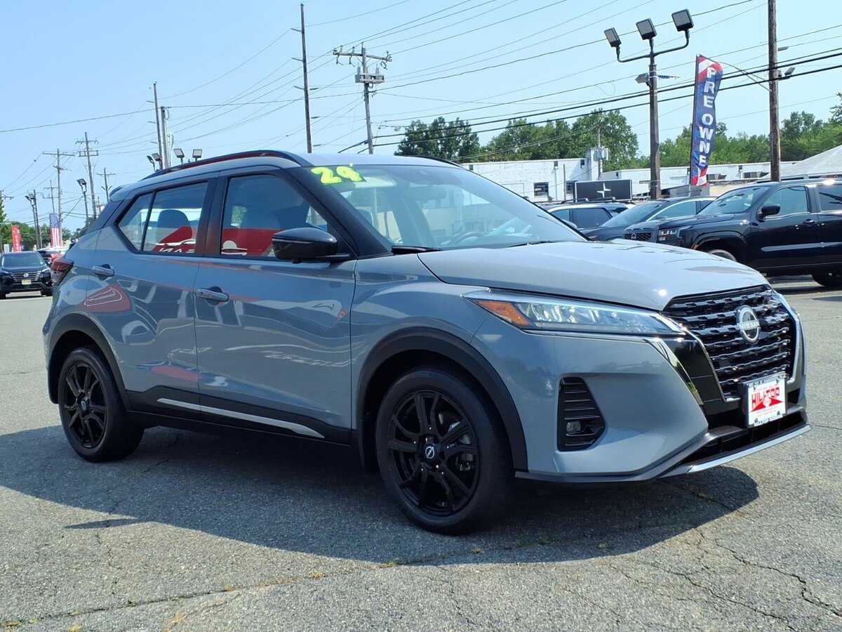 Used 2024 Nissan Kicks SR w/ SR Premium Package FWD image 3