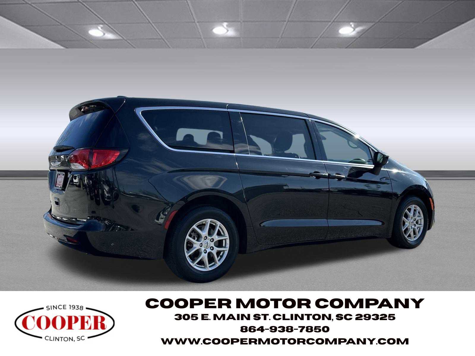 Used 2023 Chrysler Voyager LX image 7