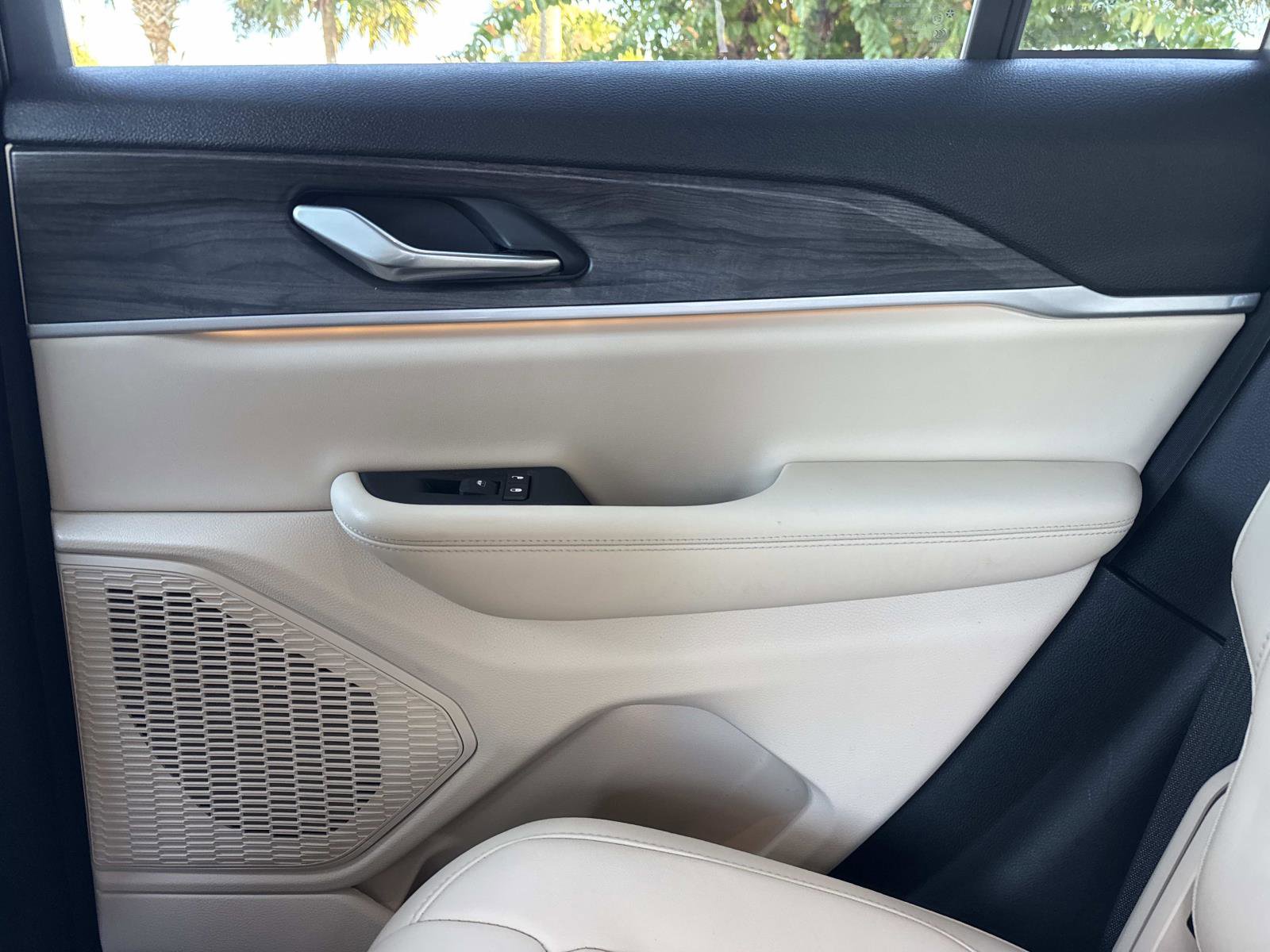 Used 2024 Jeep Grand Cherokee Limited w/ MOPAR Finishing Package image 15