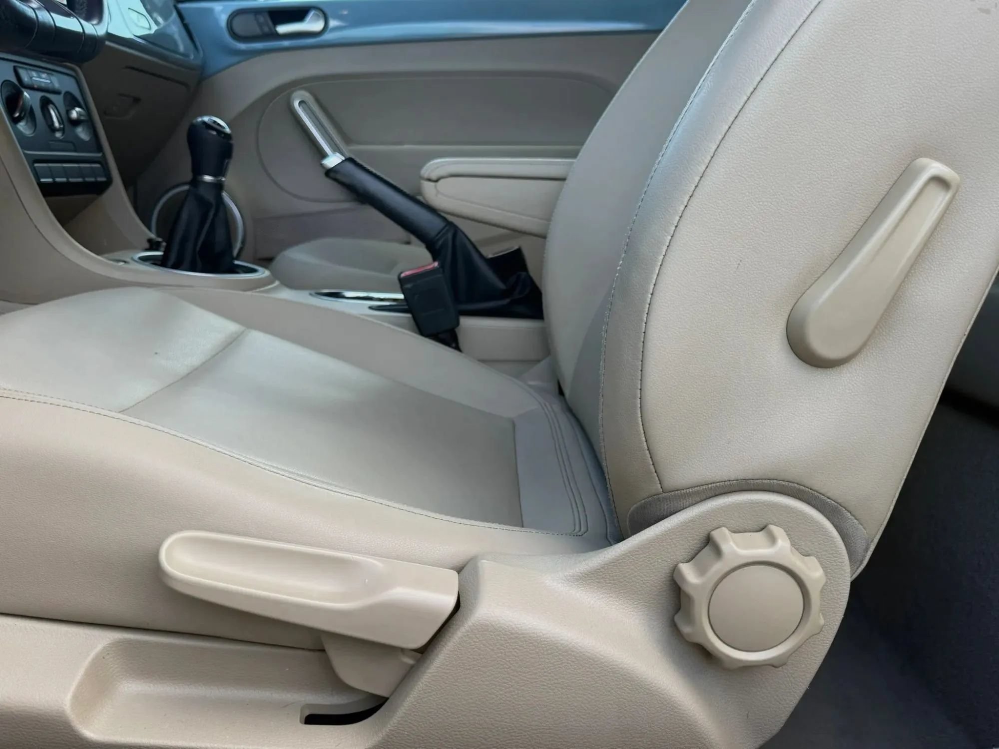Used 2013 Volkswagen Beetle TDI FWD image 33