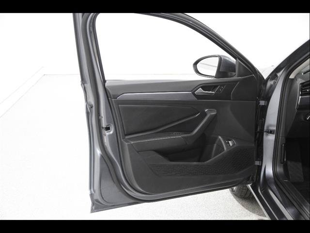 Certified 2023 Volkswagen Jetta SE FWD image 4