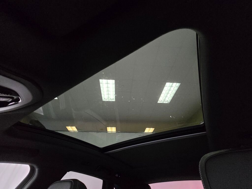 Certified 2025 Porsche Macan Turbo image 47