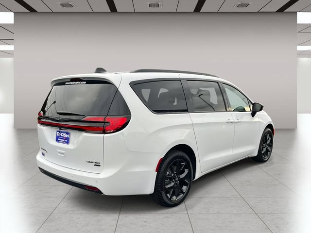 New 2026 Chrysler Pacifica Limited w/ S Appearance Package AWD/4WD image 3