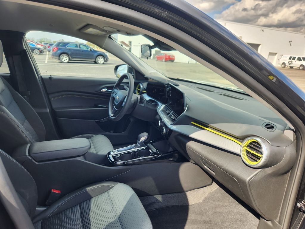 Used 2026 Chevrolet Trax LT FWD image 33