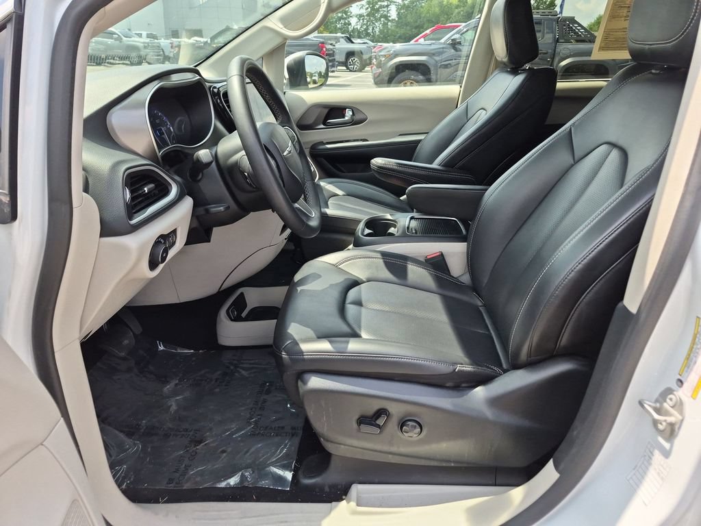 Used 2023 Chrysler Pacifica Touring-L FWD image 17