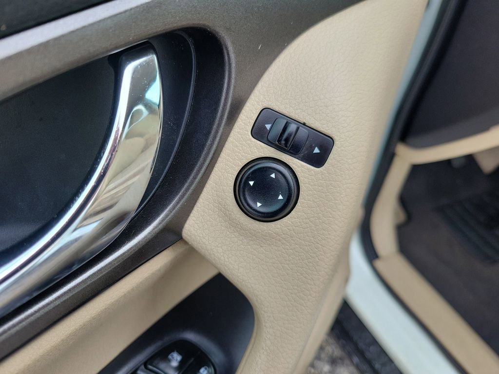 Used 2015 Nissan Rogue SV w/ SV Premium Package image 19