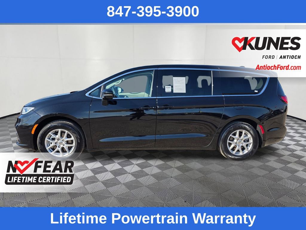 Used 2024 Chrysler Pacifica Touring-L image 4
