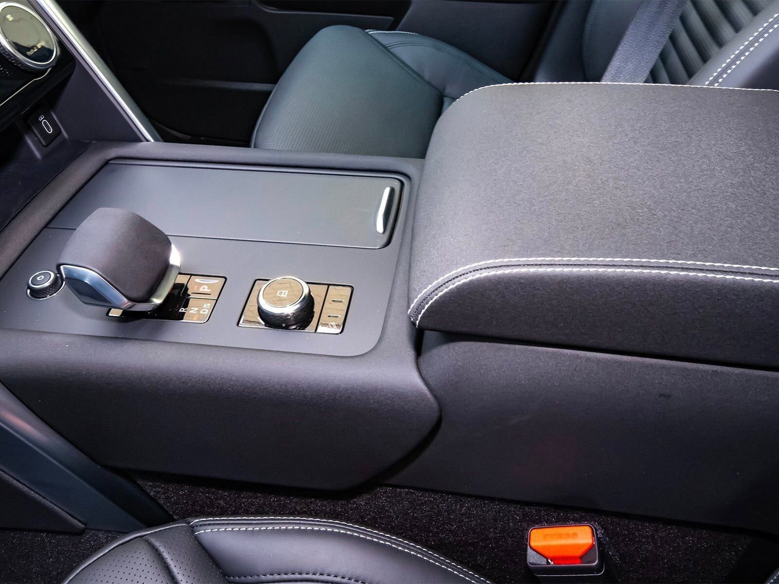 New 2026 Land Rover Discovery Limited Edition image 31