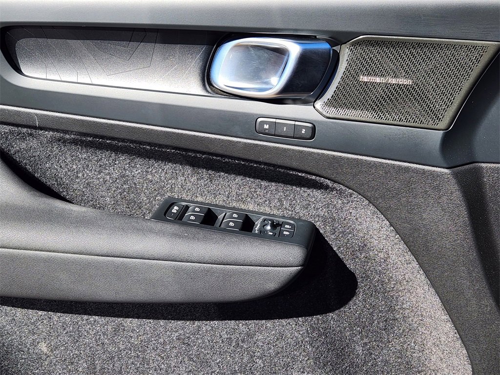 Used 2023 Volvo C40 P8 Recharge Ultimate image 3