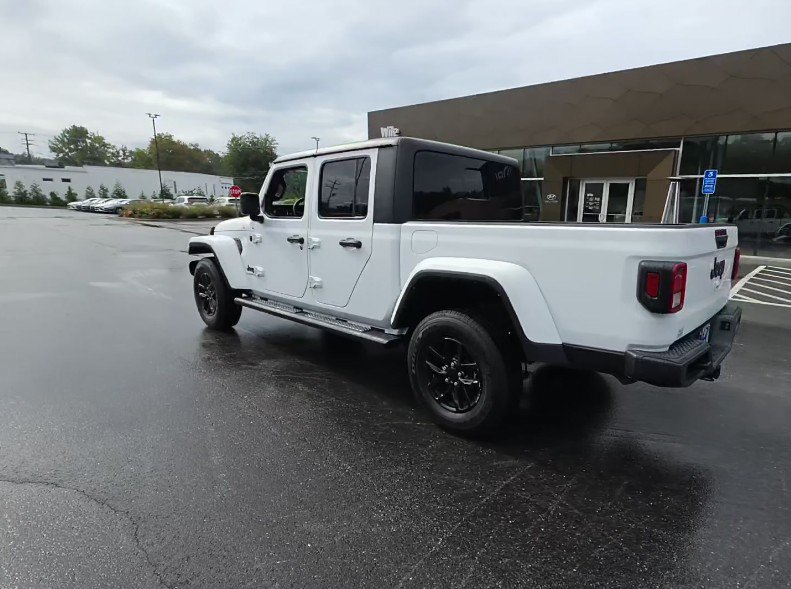 Certified 2022 Jeep Gladiator Sport AWD/4WD image 4
