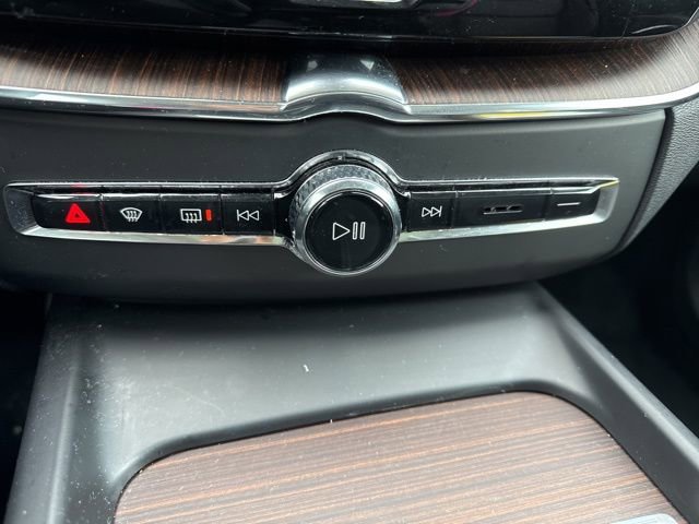Used 2022 Volvo XC60 B5 Momentum image 16