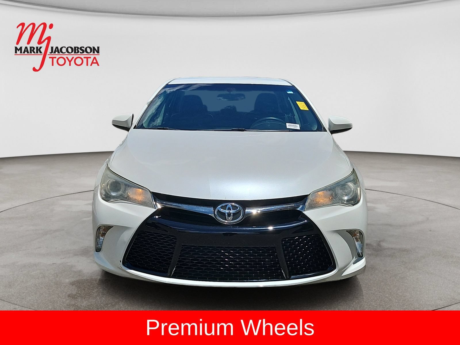 Used 2015 Toyota Camry SE FWD image 2