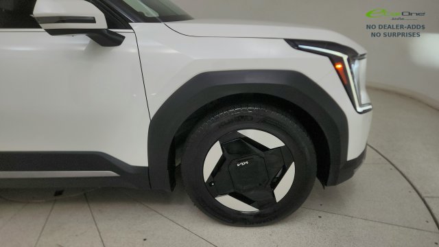 Used 2024 Kia EV9 Light Long Range RWD image 23