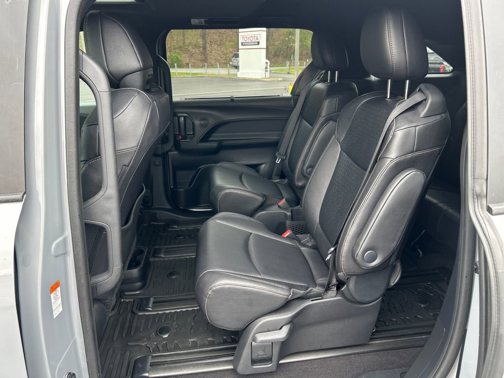 Used 2025 Toyota Sienna XLE Woodland Edition AWD/4WD image 28