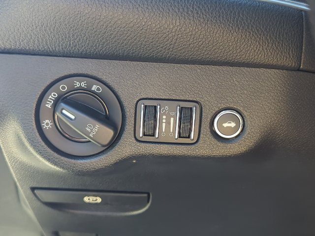 Used 2015 Dodge Challenger SRT RWD image 31