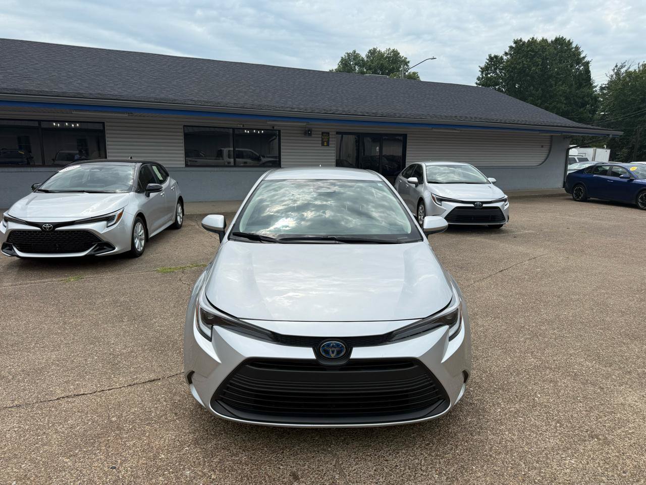 Used 2024 Toyota Corolla LE FWD image 2