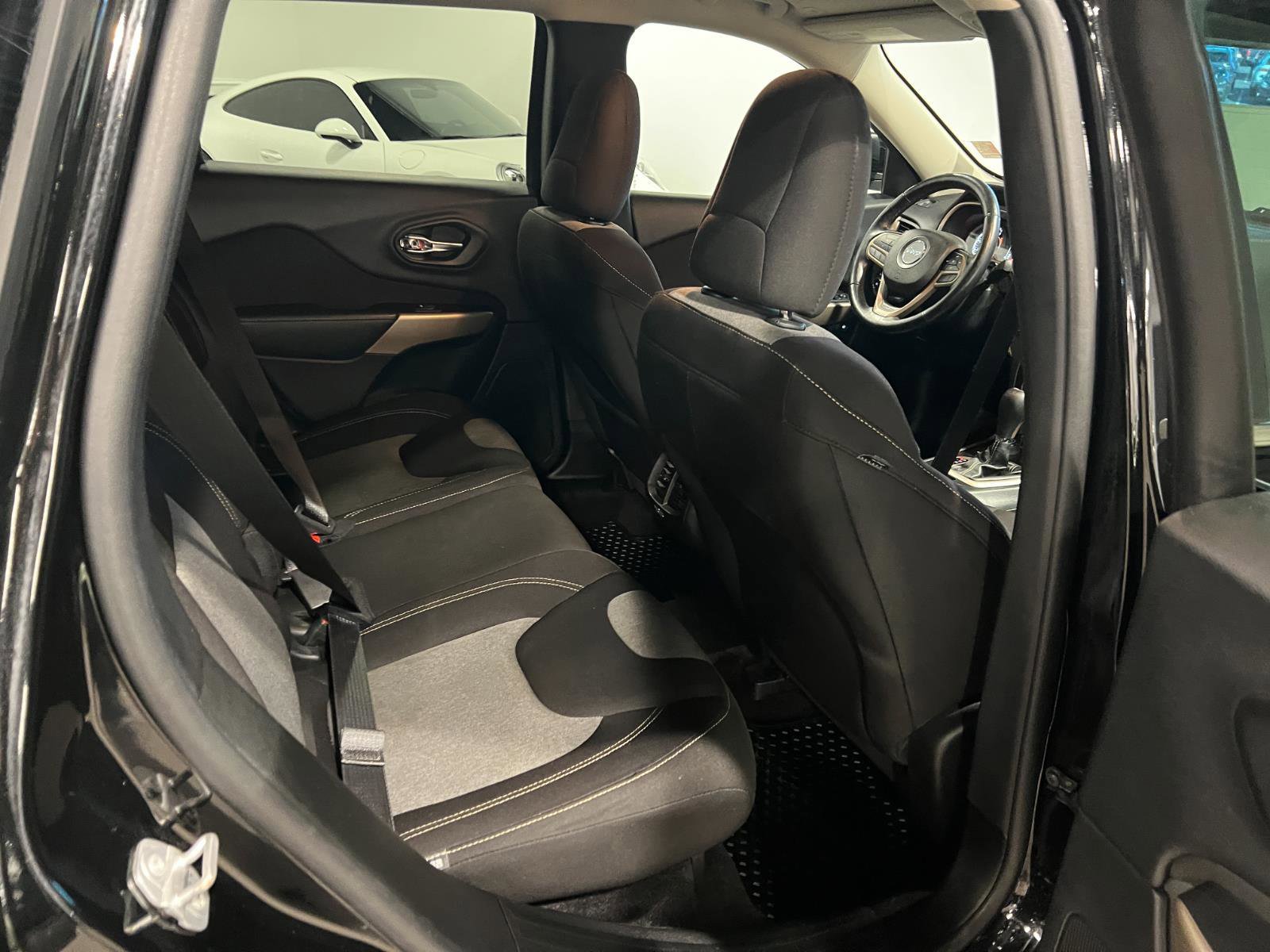 Used 2018 Jeep Cherokee Latitude w/ Cold Weather Group image 32