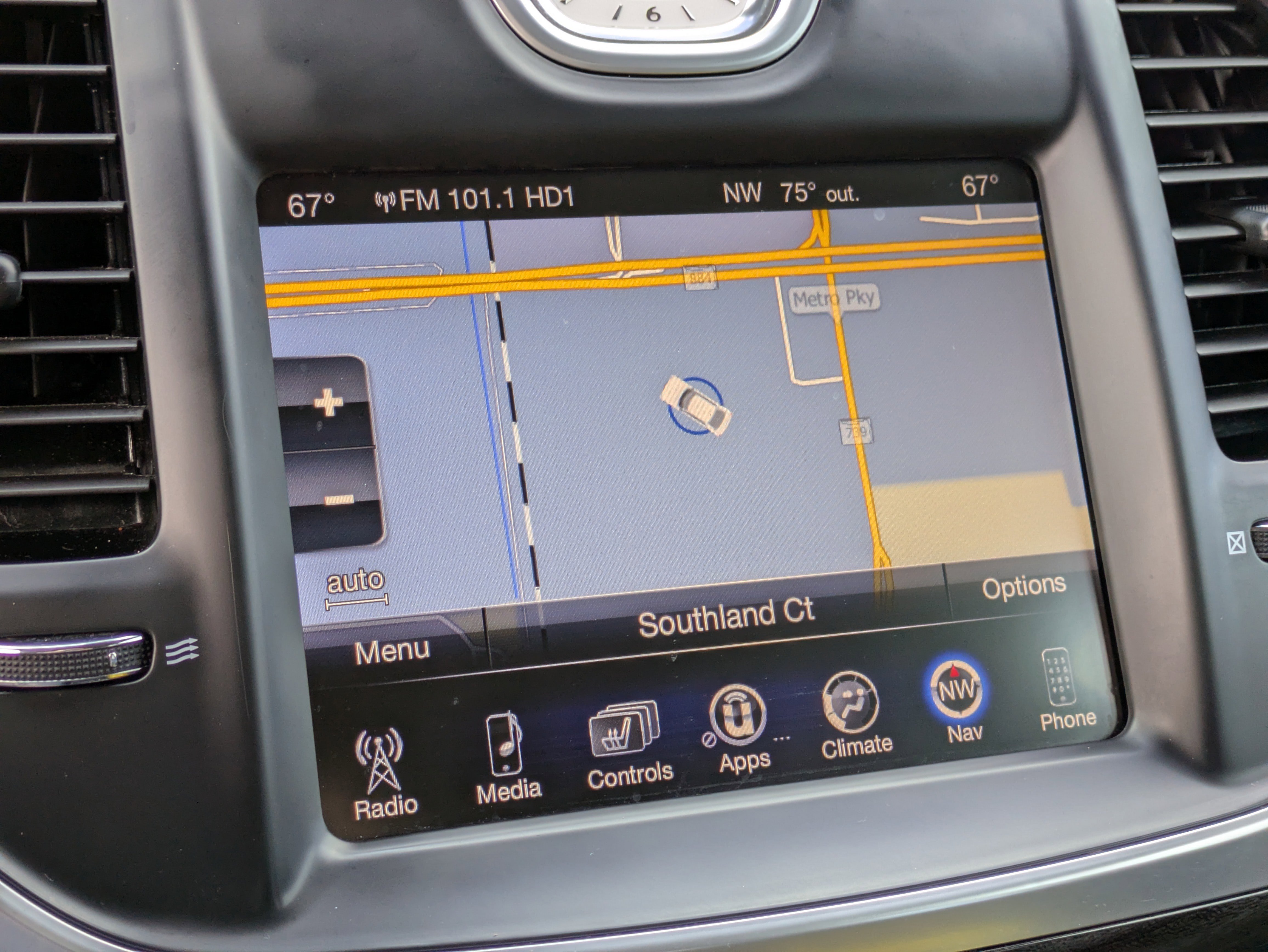 Used 2015 Chrysler 300 Limited image 31