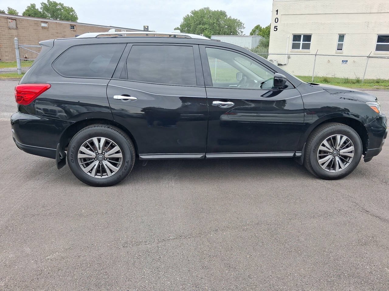 Used 2019 Nissan Pathfinder S AWD/4WD image 2