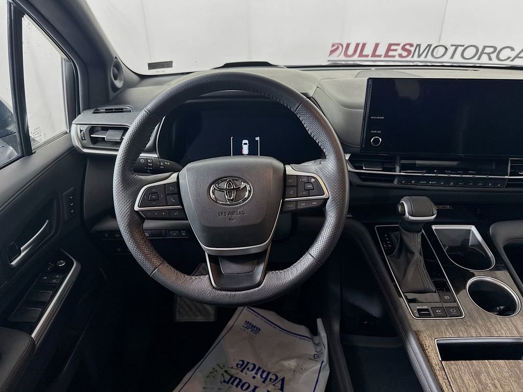 Used 2025 Toyota Sienna Platinum image 21