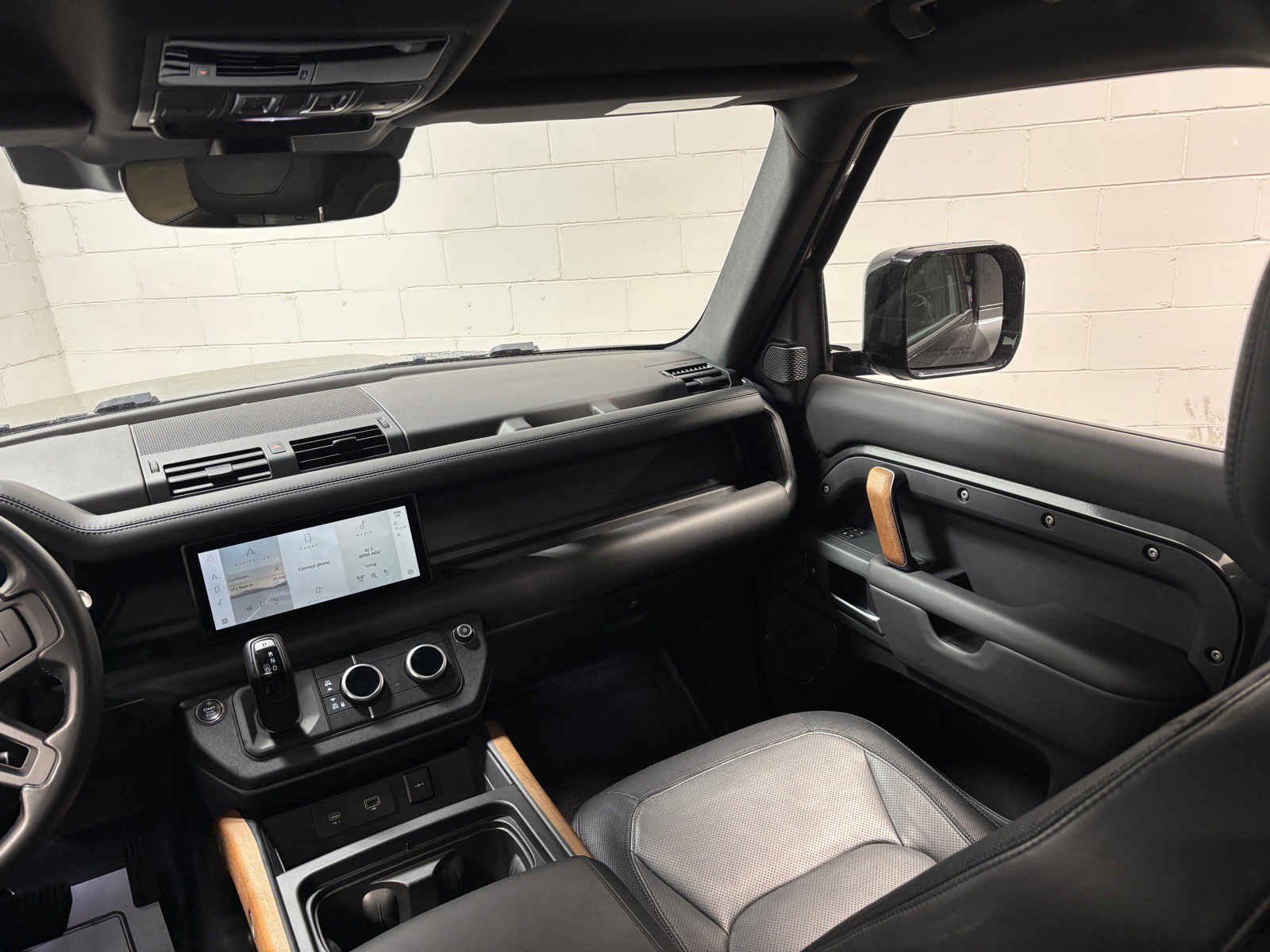 Used 2023 Land Rover Defender 110 X-Dynamic SE AWD/4WD image 35