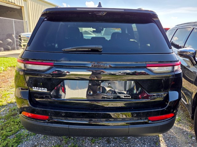Used 2025 Jeep Grand Cherokee Limited w/ Luxury Tech Group II AWD/4WD image 4