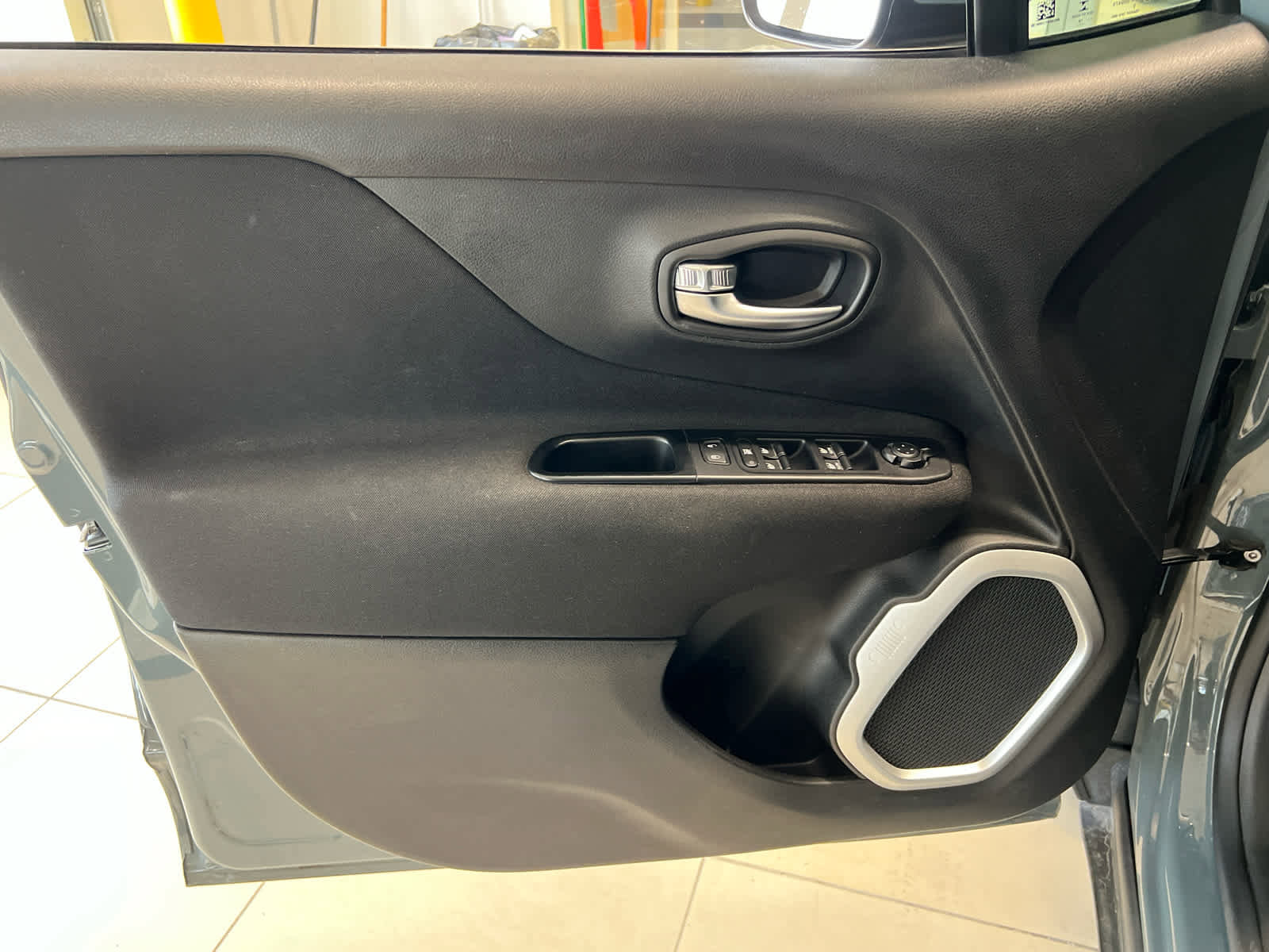 Used 2018 Jeep Renegade Latitude w/ Cold Weather Group AWD/4WD image 12