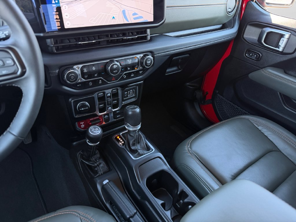 Used 2025 Jeep Gladiator Mojave AWD/4WD image 27