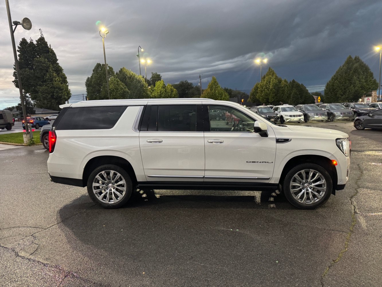 Used 2023 GMC Yukon XL Denali w/ Denali Reserve Package AWD/4WD image 6