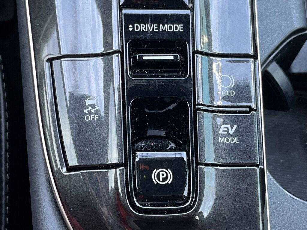 Used 2025 Toyota Crown Signia Limited image 8