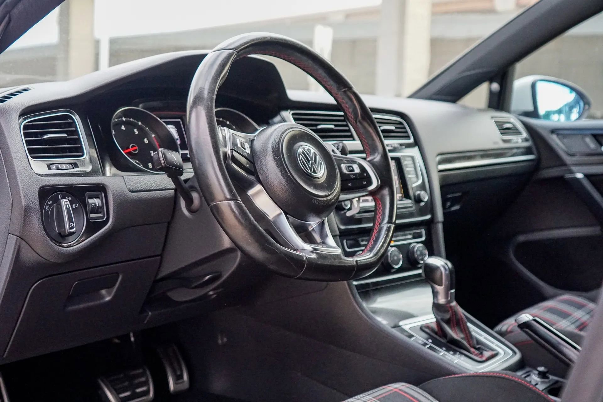 Used 2015 Volkswagen Golf 4-Door image 11