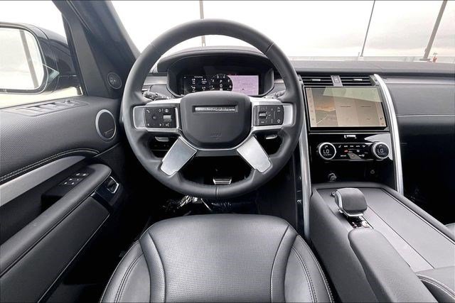 Used 2025 Land Rover Discovery Dynamic SE image 5