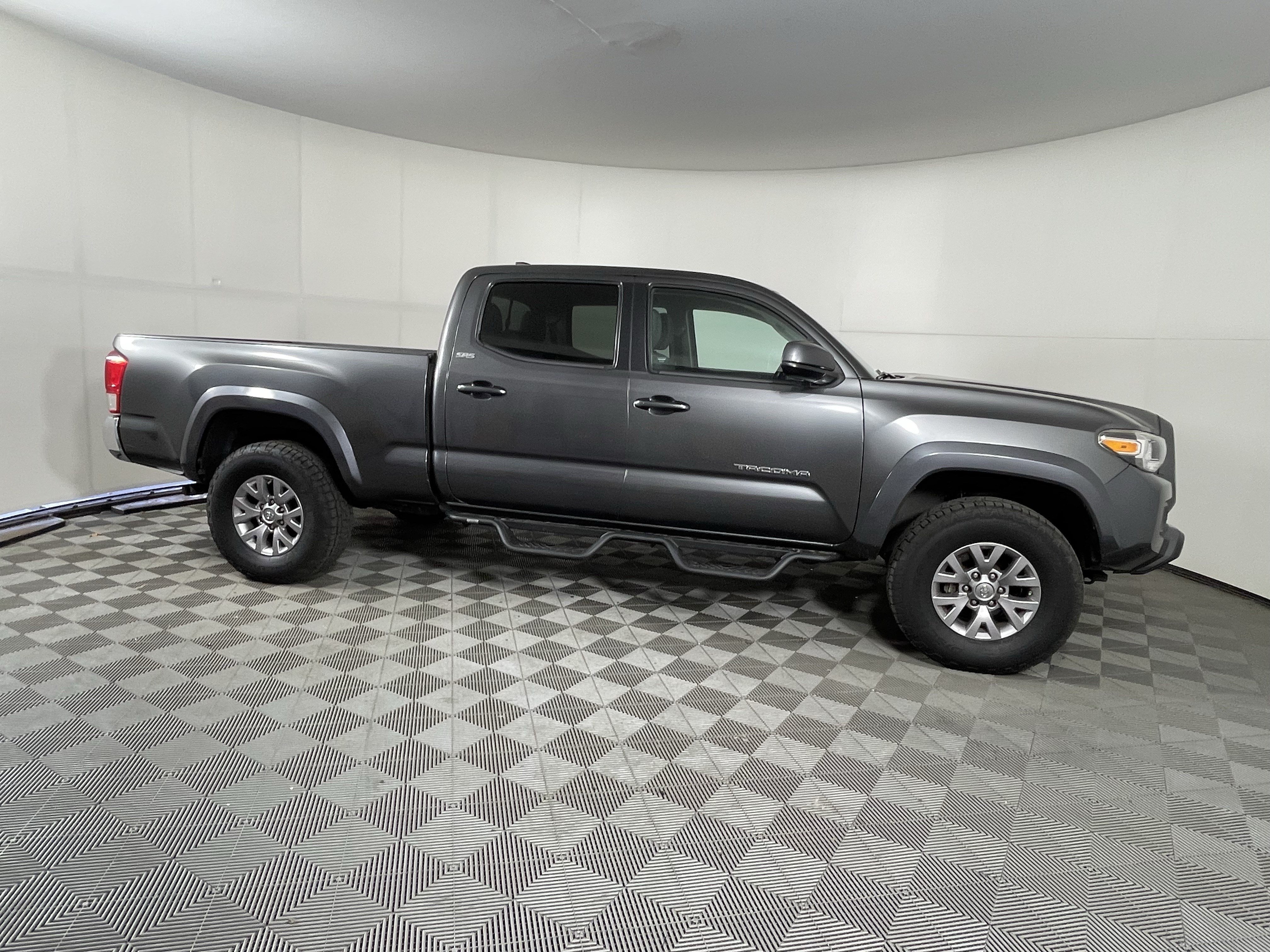 Used 2017 Toyota Tacoma SR5 w/ Tow Package AWD/4WD image 6