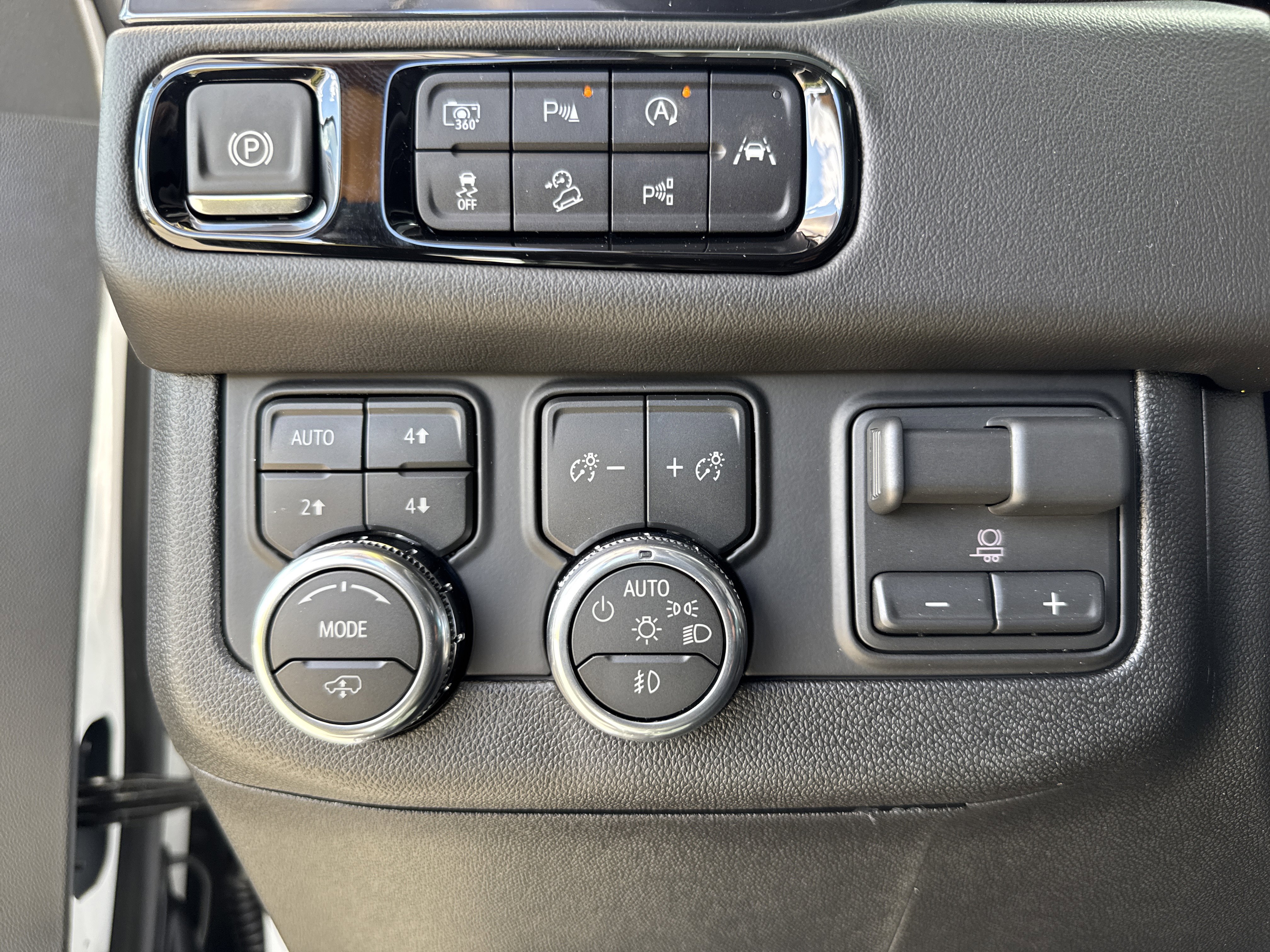 New 2026 GMC Yukon AT4 w/ AT4 Premium Plus Package image 18