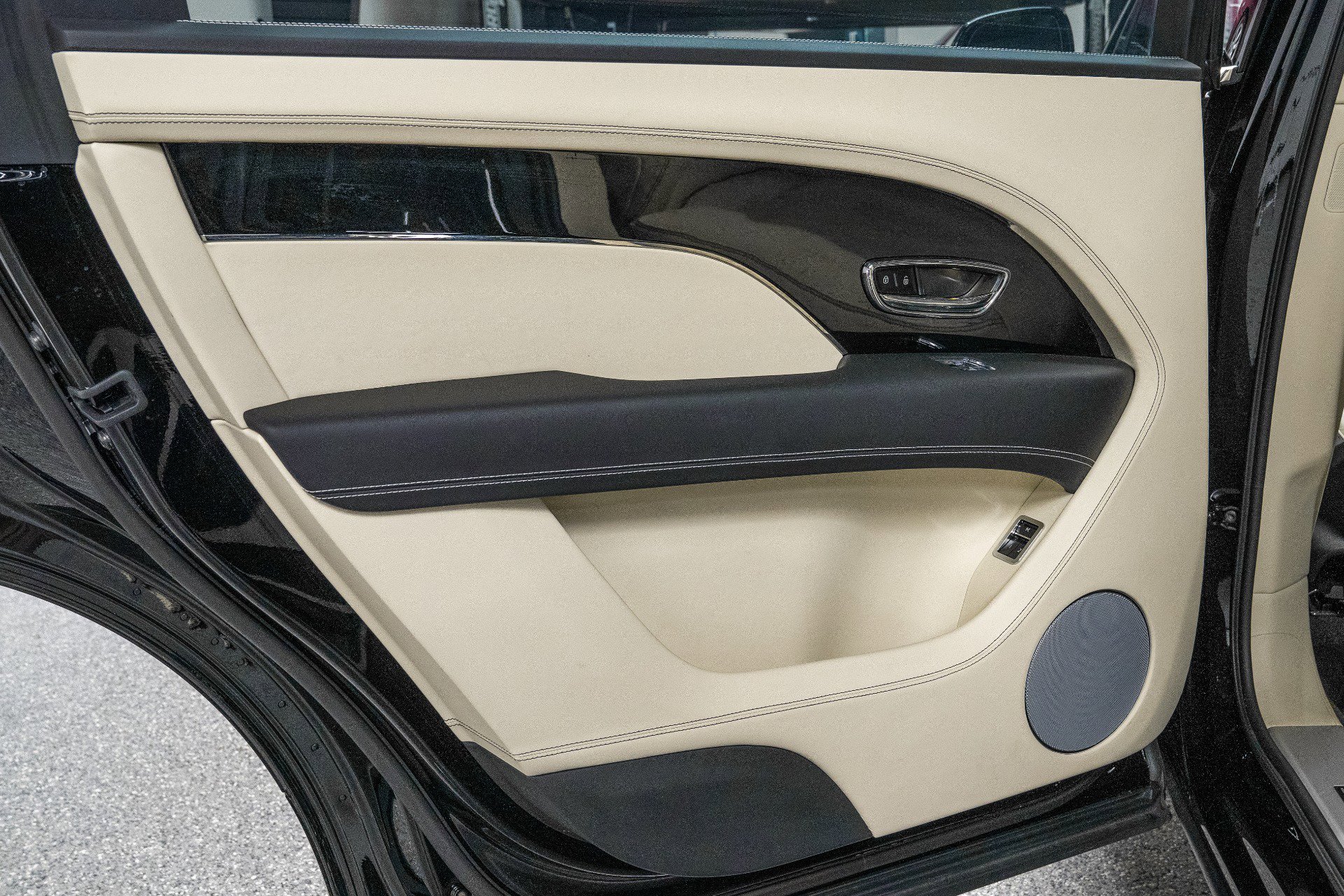 Used 2024 Bentley Bentayga Extended Wheelbase image 36