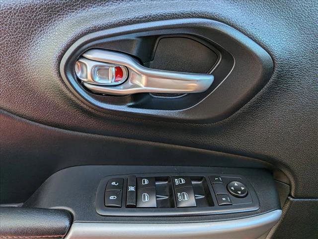 Used 2017 Jeep Cherokee Trailhawk w/ Cold Weather Group image 15