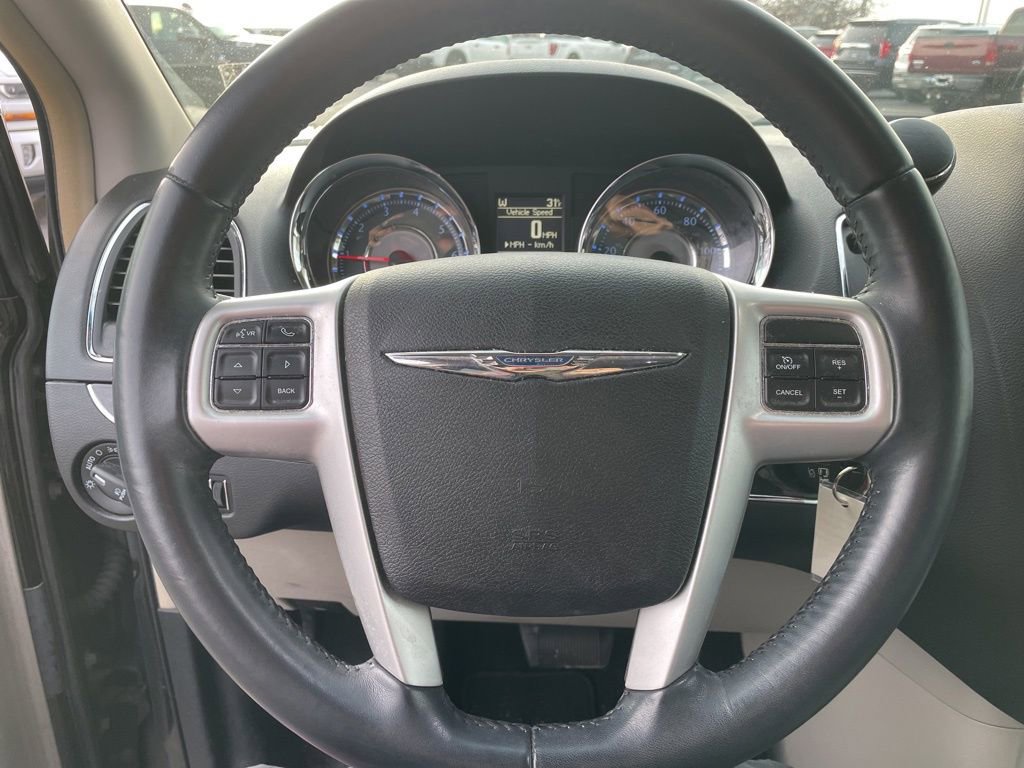 Used 2014 Chrysler Town & Country Touring image 18