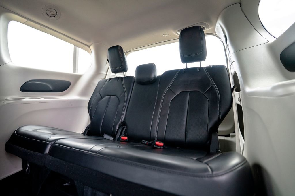 Used 2024 Chrysler Pacifica Touring-L image 37