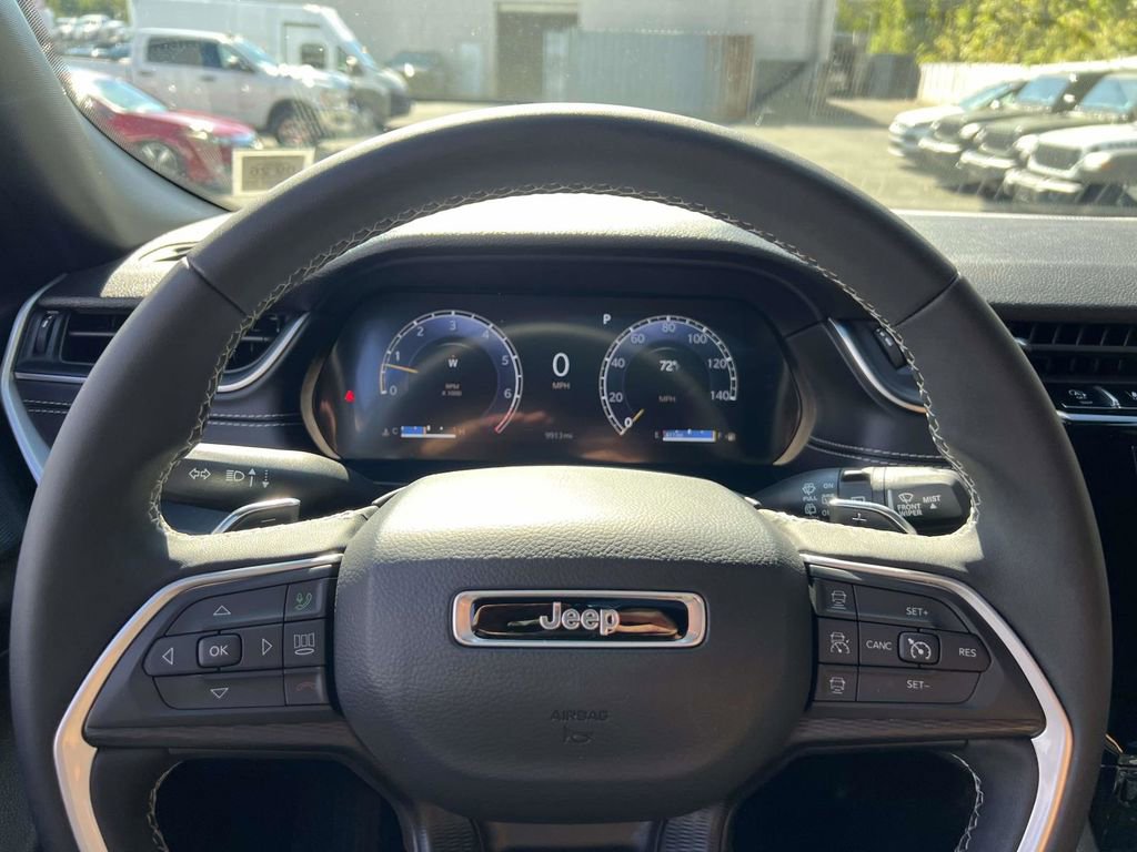 Used 2025 Jeep Grand Cherokee L Laredo image 33