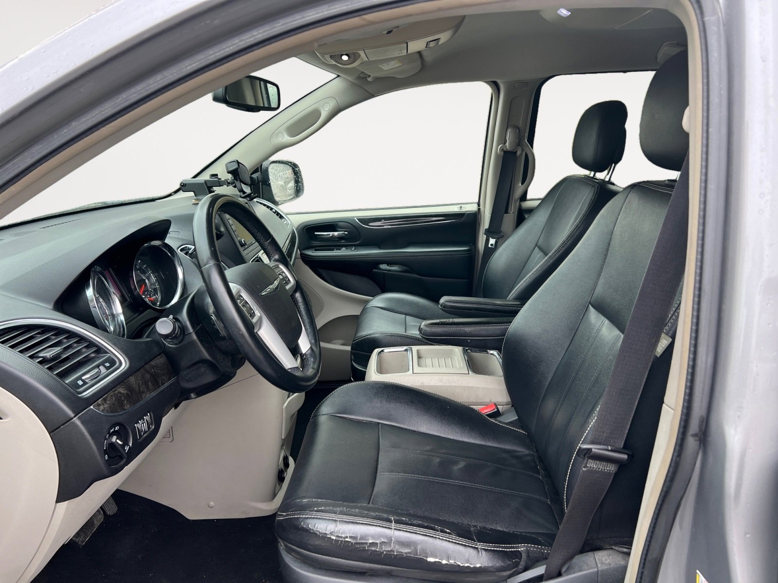 Used 2015 Chrysler Town & Country Touring image 9