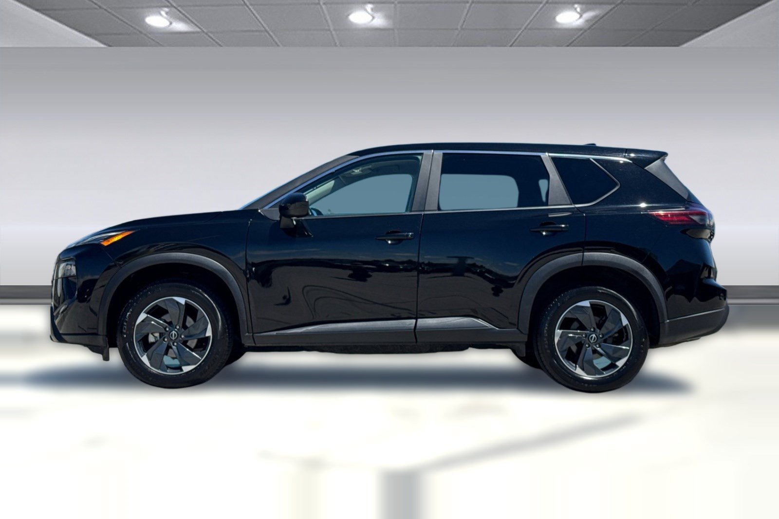 Used 2025 Nissan Rogue SV AWD/4WD image 2