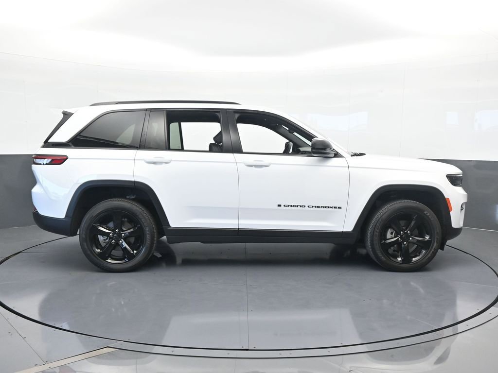 Used 2024 Jeep Grand Cherokee Altitude image 7