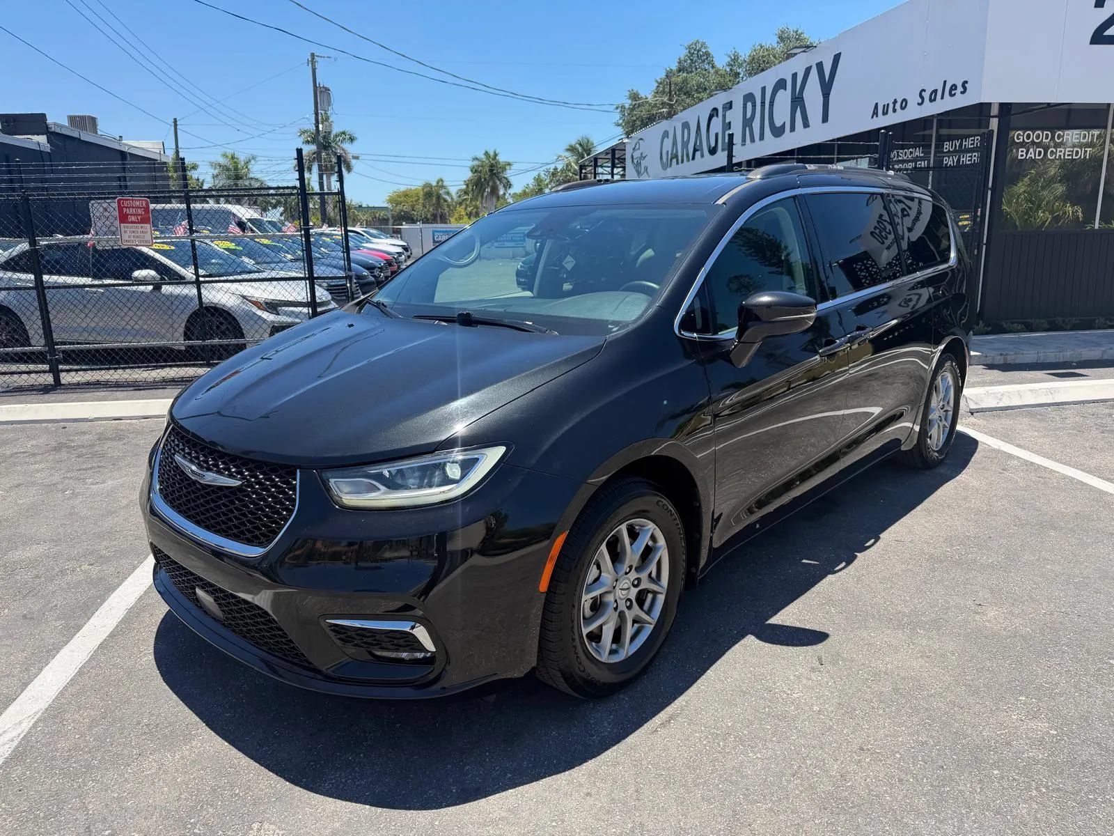 Used 2021 Chrysler Pacifica Touring FWD image 9