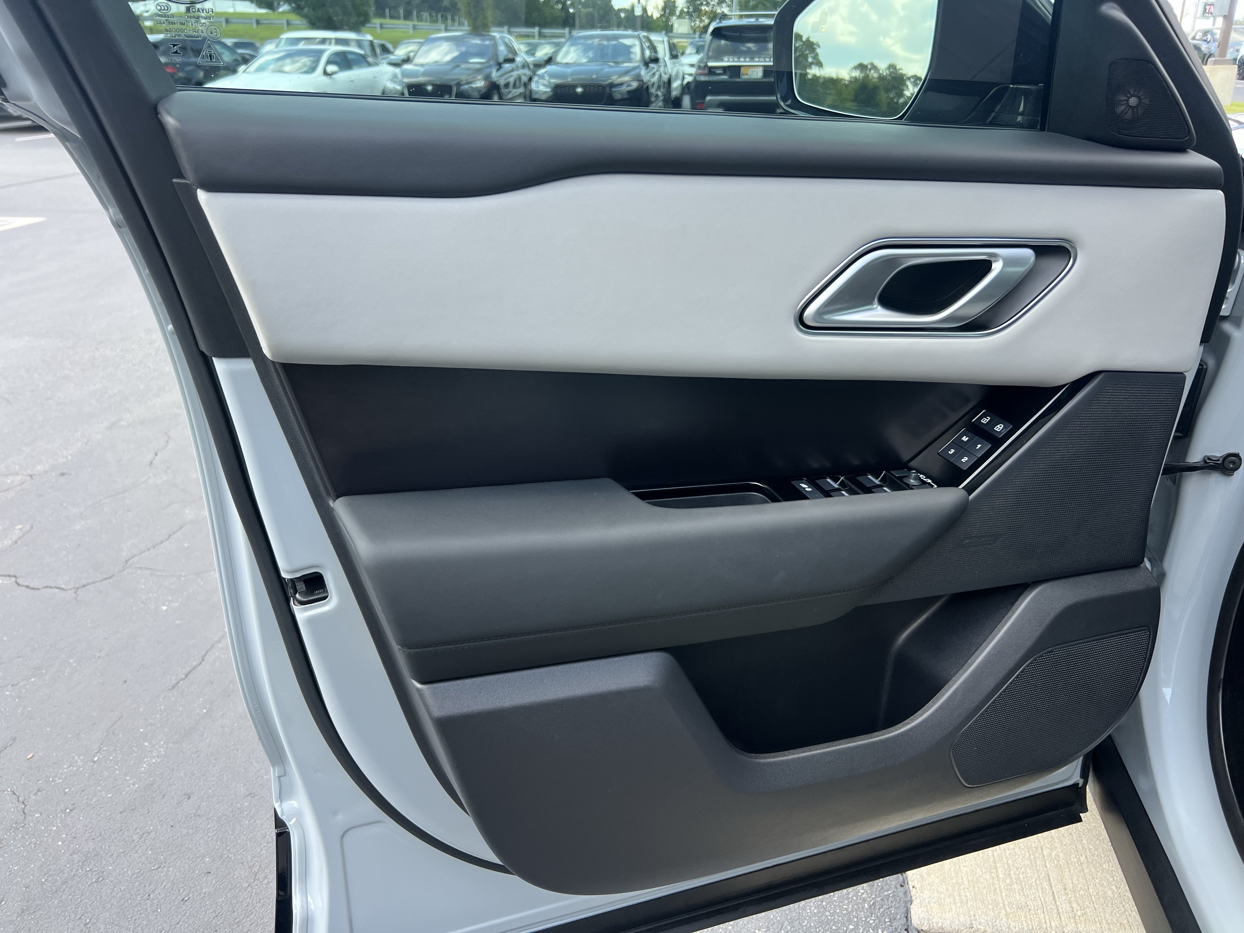 Certified 2026 Land Rover Range Rover Velar Dynamic SE AWD/4WD image 14
