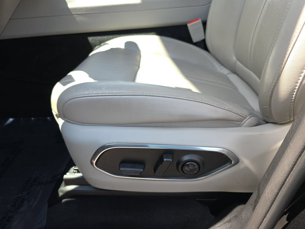 Used 2023 Jeep Wagoneer L Series III RWD image 28