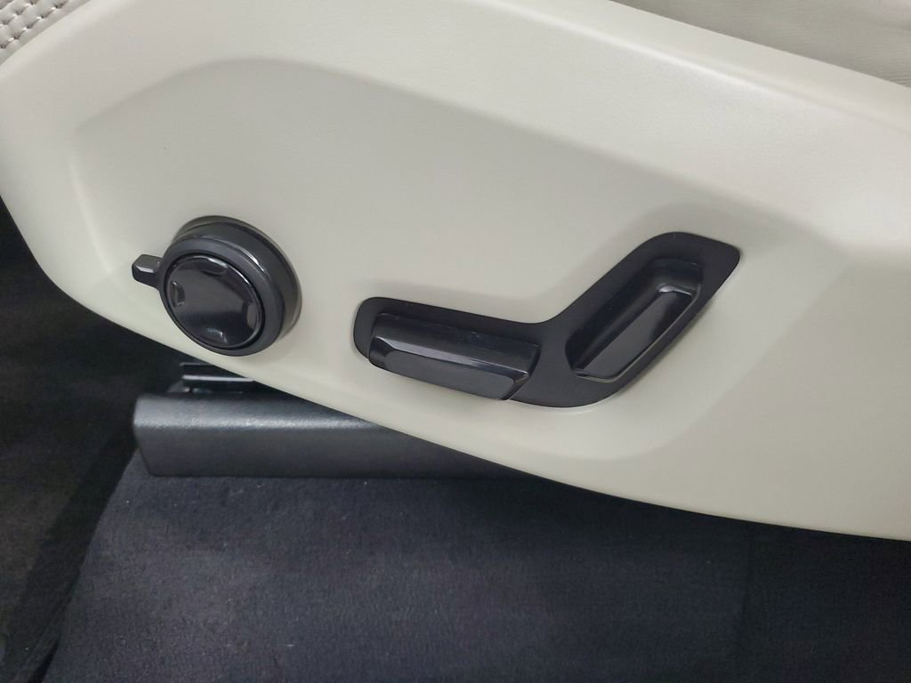 Certified 2025 Volvo XC90 B6 Ultra image 24