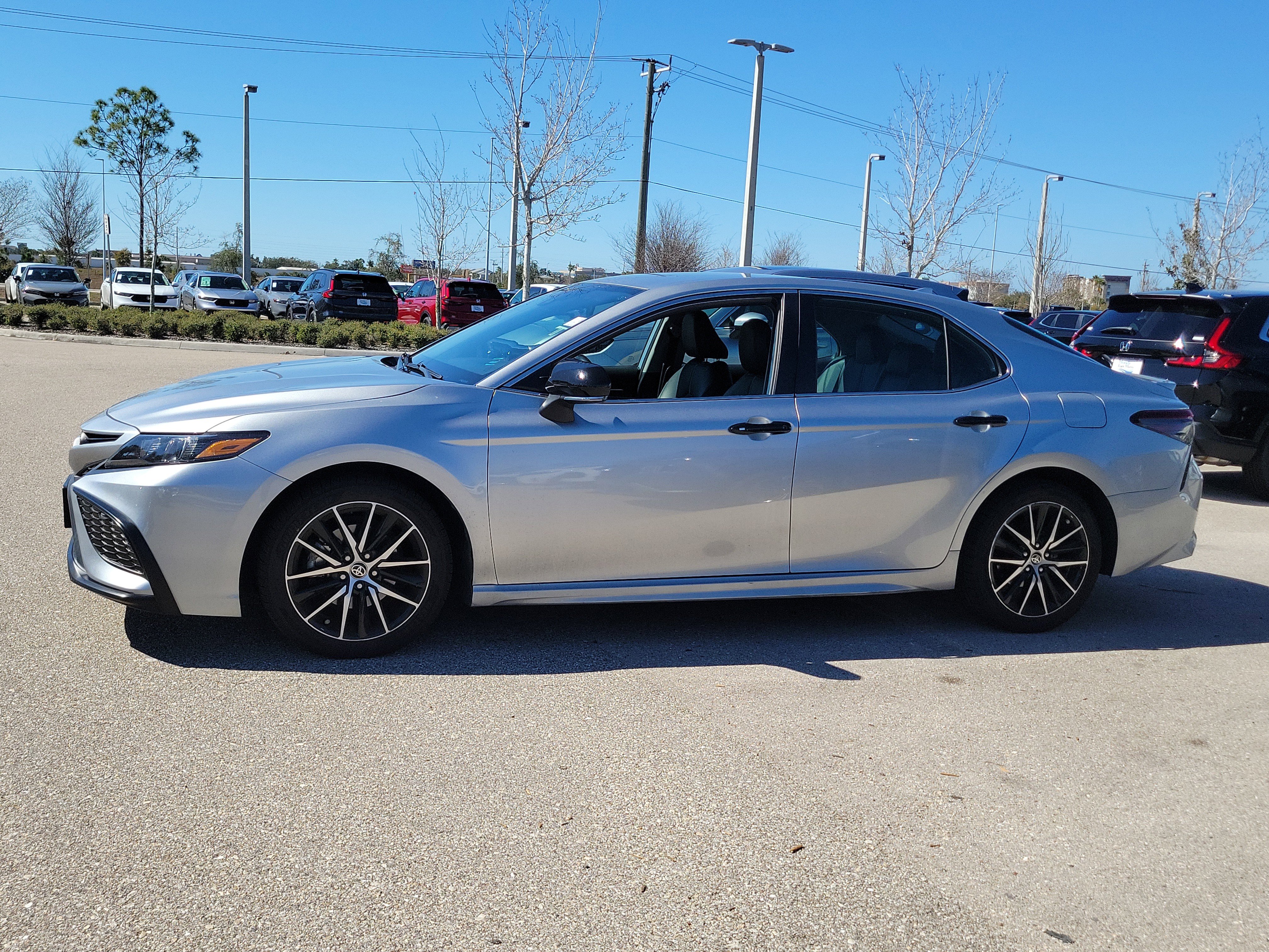 Used 2023 Toyota Camry SE image 7